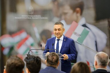 Az államtitkár a pályázati feltételeket ismerteti (Fotó: Facebook – Potápi Árpád János oldala)
