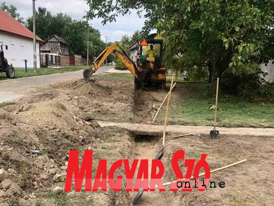 Folyamatban az új árok kiásása