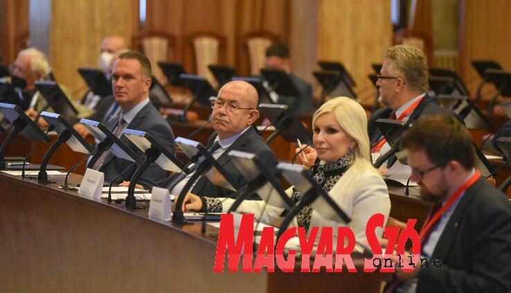 Ognjen Bjelić tartományi titkár, Zorana Mihajlović kormányalelnök és Pásztor István, a tartományi képviselőház elnöke (Ótos András felvétele) Ognjen Bjelić tartományi titkár, Zorana Mihajlović kormányalelnök és Pásztor István, a tartományi képviselőház elnöke (Ótos András felvétele)