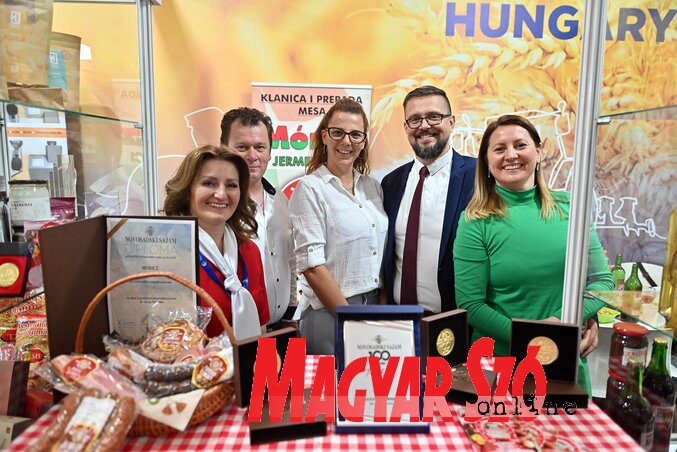 A vajdasági magyar kistermelők újra bebizonyították, hogy méltó helyük van a nemzetközi porondon is. Juhász Bálint ügyvezető jobbról a második (Fotó: Ótos András)