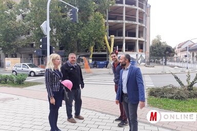 Csípe Tímea és Szatmári Adrián az önkormányzat kommunális tevékenységi és környezetvédelmi felelősének, Seffer Attilának, illetve Nagy Norbertnek, a beruházási és idegenforgalmi terület illetékesének társaságában tekintette meg a munkálatokat