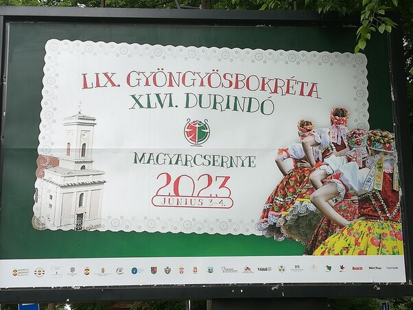 Már nagy plakátokon is hirdetik a fesztivált Magyarcsernyén (Fotó: Vidács Hajnalka)