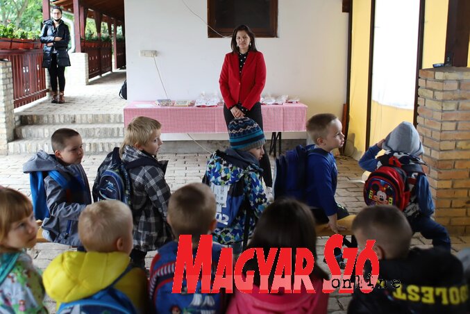 Kádár Krisztina elbeszélget a gyerekekkel az ajándékok kiosztása előtt