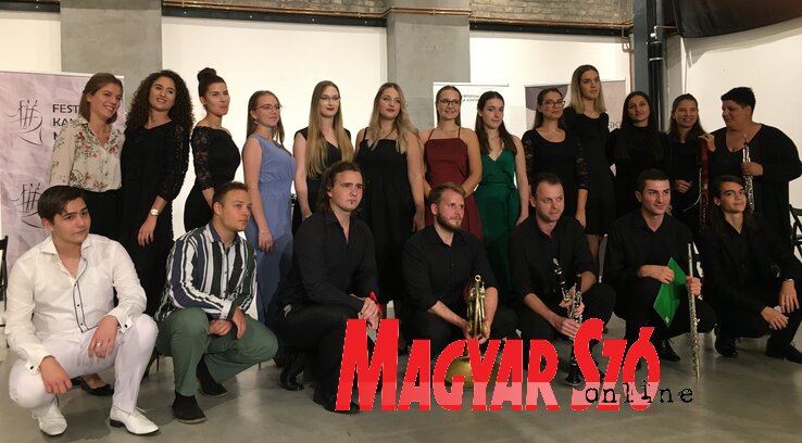 Fiatal kamarazenészek a sikeres fellépés után (Fotó: Bozsoki Valéria) Fiatal kamarazenészek a sikeres fellépés után (Fotó: Bozsoki Valéria)