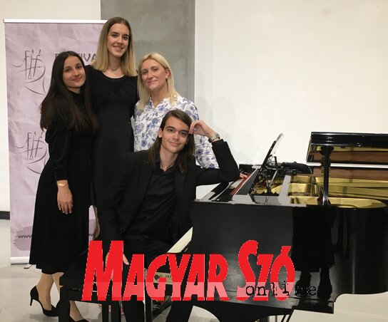 Boldog Ksenija Mijatović Korom tanárnő, akinek ilyen szorgalmas tanítványai vannak, mint Katarina Sladojević, Nada Puškarević, Daniel Leš, a Trio Da Capo tagjai (Fotó: Bozsoki Valéria) Boldog Ksenija Mijatović Korom tanárnő, akinek ilyen szorgalmas tanítványai vannak, mint Katarina Sladojević, Nada Puškarević, Daniel Leš, a Trio Da Capo tagjai (Fotó: Bozsoki Valéria)