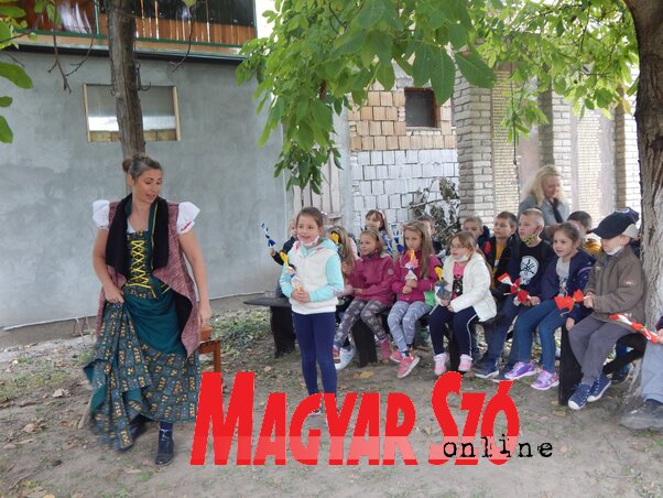 Garbac Sarolta és a Vándor Bábszínház többi tagja a Kis gömböc népmese témája köré építette programját Garbac Sarolta és a Vándor Bábszínház többi tagja a Kis gömböc népmese témája köré építette programját