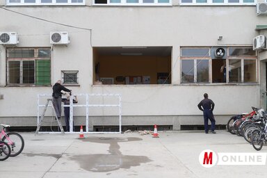 Megkezdődött az ablakcsere a főépületen