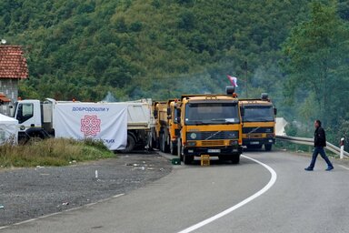 A megállapodás értelmében szombaton 16 óráig eltávolítják az adminisztratív átkelőn a szerb lakosság által felállított torlaszokat, és a ROSU is elhagyja a helyszínt (Fotó: Beta)