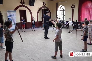 Fenyvesi Zénó néptáncolni tanította a gyermekeket (Kancsár Izabella felvétele)