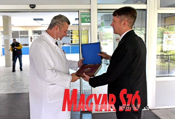 Dr. Pásztor Bálint emlékplakettet ad át az ünneplő intézménynek (Fotó: Gergely Árpád)