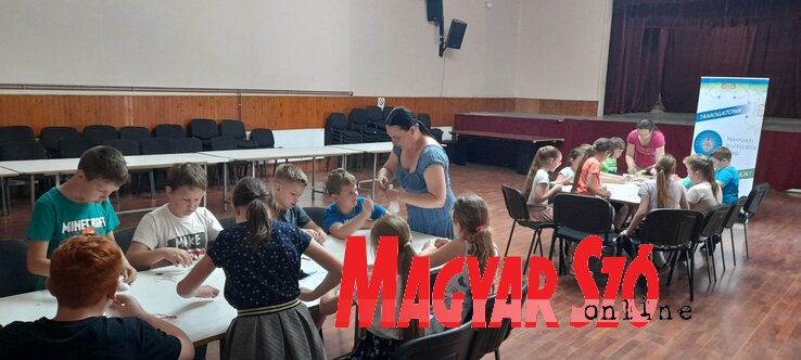 Kézműves tábor a Petőfi kultúrkörben (Kancsár Izabella felvétele) Kézműves tábor a Petőfi kultúrkörben (Kancsár Izabella felvétele)