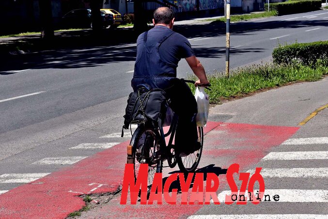 A legtöbben a munkahelyükre való eljutáshoz használják a biciklijüket (Fotó: Gergely Árpád) A legtöbben a munkahelyükre való eljutáshoz használják a biciklijüket (Fotó: Gergely Árpád)