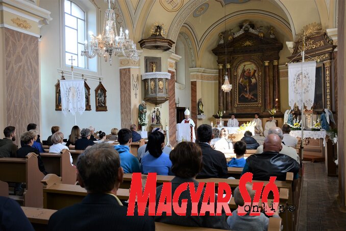 A búcsúnapi szentmisét msgr. Slavko Večerin szabadkai megyés püspök celebrálta (Fotó: Paraczky László felvétele) A búcsúnapi szentmisét msgr. Slavko Večerin szabadkai megyés püspök celebrálta (Fotó: Paraczky László felvétele)