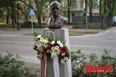 Lifka Sándor megkoszorúzott szobra (Fotó: Patyi Szilárd felvétele)