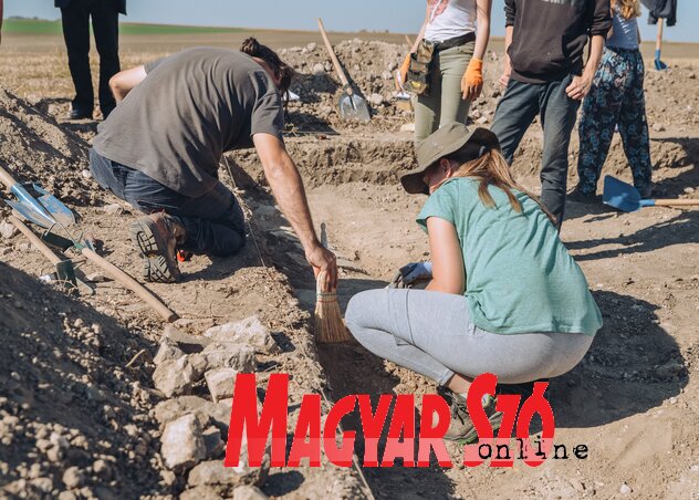 Eddig egy Árpád-kori sírra bukkantak, a templomnak is ott kell lennie Eddig egy Árpád-kori sírra bukkantak, a templomnak is ott kell lennie