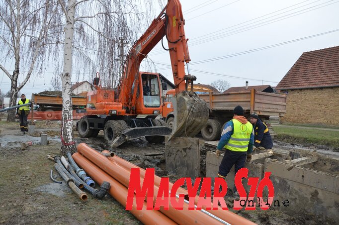 Az újvidéki önkormányzat 161,7 millió dinárt irányozott elő a városi költségvetésből a Sadovi városnegyed szennyvízhálózatának a megépítésére. Újvidék legnagyobb részében már kiépült a szennyvízhálózat, fotónk Tiszakálmánfalván készült néhány évvel ezelőt Az újvidéki önkormányzat 161,7 millió dinárt irányozott elő a városi költségvetésből a Sadovi városnegyed szennyvízhálózatának a megépítésére. Újvidék legnagyobb részében már kiépült a szennyvízhálózat, fotónk Tiszakálmánfalván készült néhány évvel ezelőt