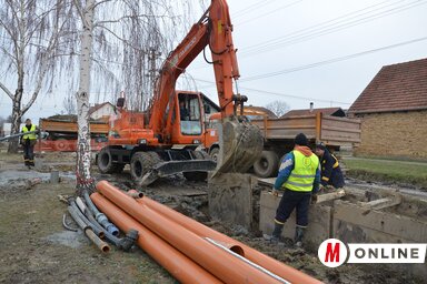 Az újvidéki önkormányzat 161,7 millió dinárt irányozott elő a városi költségvetésből a Sadovi városnegyed szennyvízhálózatának a megépítésére. Újvidék legnagyobb részében már kiépült a szennyvízhálózat, fotónk Tiszakálmánfalván készült néhány évvel ezelőt