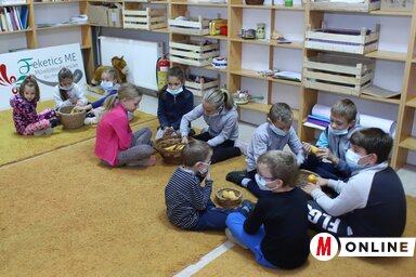 Míg az anyukák főztek, addig a gyerekek hagyományos játékokat játszottak