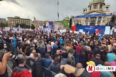 Már a kora esti órákban hatalmas tömeg várt a felszólalókra (Ótos András felvétele)