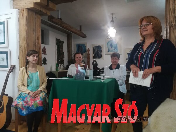 Könyvbemutató Kispiacon (Fotó: Lukács Melinda) Könyvbemutató Kispiacon (Fotó: Lukács Melinda)