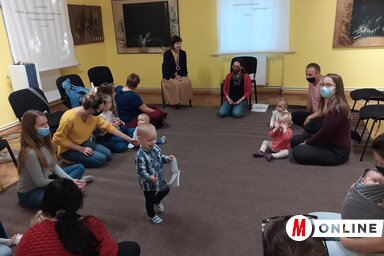 De Negri Ibolya köszönti a Ringató topolyai résztvevőit