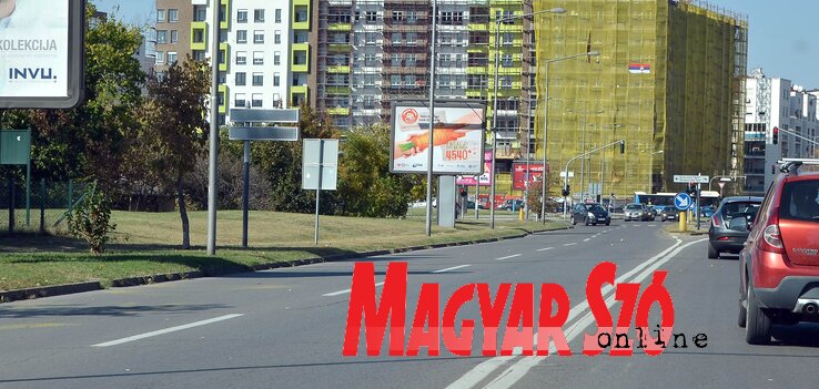 Hamarosan megkezdődnek az Ivo Andrić utca eddig még rendezetlen oldalán a munkálatok, járdát és kerékpárutat aszfaltoznak le több száz méteren, és bekötőutat építenek, amely a Lidl parkolójáig fog vezetni