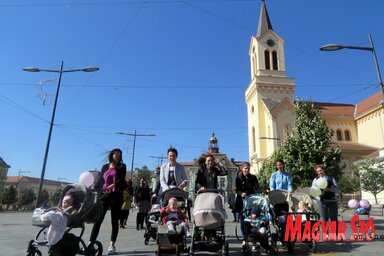 Kismamák Nagybecskerek főutcáján (Kecskés István felvétele)