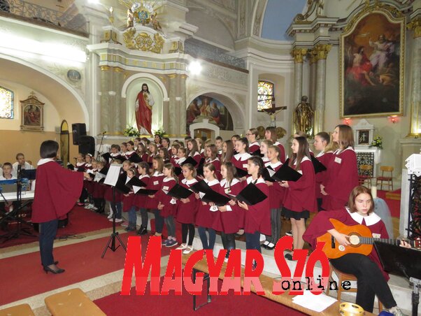 Az adai gyermekkórus koncertje a Szentháromság-templomban (Fotó: Csincsik Zsolt)