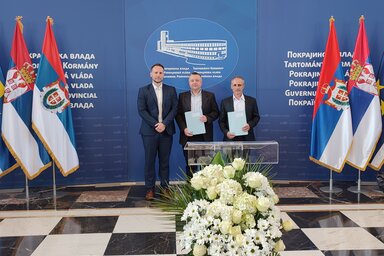 Kovács Károly, Fülöp Valentin és Kanyó István a támogatási szerződés aláírásakor