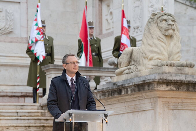 Rétvári Bence beszédét tartja (Fotó: MTI)