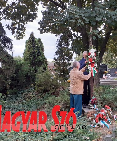 Nagy Sándor és Balogh Sándor elhelyezi a kopjafán a megemlékezés koszorúját Nagy Sándor és Balogh Sándor elhelyezi a kopjafán a megemlékezés koszorúját