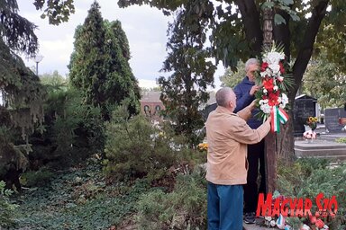 Nagy Sándor és Balogh Sándor elhelyezi a kopjafán a megemlékezés koszorúját