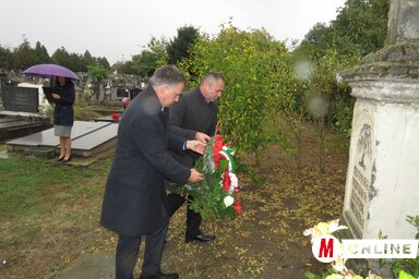 Az adai önkormányzat nevében Tóbiás József és Búcsú Attila koszorúzott