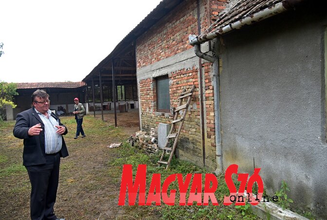 Az utcai front renoválásával, új kapu és kerítés állításával kezdik a felújítást