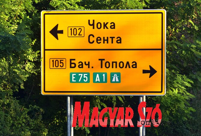 A cirill betűs útjelző tábla lefestés előtt