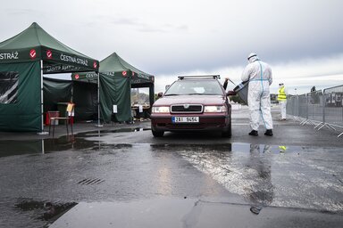 A karanténkötelesek autóból voksolhatnak. A felvétel Prága közelében készült (Fotó: AP via Beta)