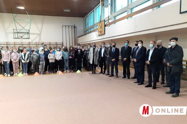 A tartományi, községi és helyi közösségi küldöttséget a köszöntik az Id. Kovács Gyula Általános Iskola diákjai