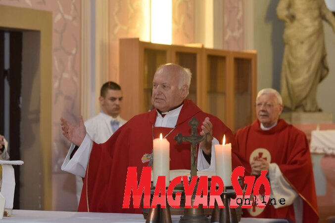 Dr. Német László püspök az aradi vértanúk idei gyásznapján az eleméri templomban (Gergely Árpád felvétele)