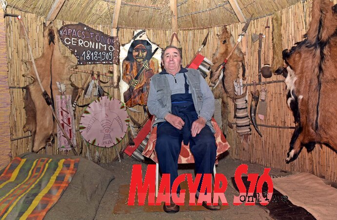 Majoros Péter az egyik sátor belsejében (Gergely Árpád felvétele) Majoros Péter az egyik sátor belsejében (Gergely Árpád felvétele)