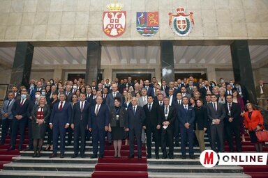 Vendégek és vendéglátók a tartományi képviselőházban (Ótos András felvétele)