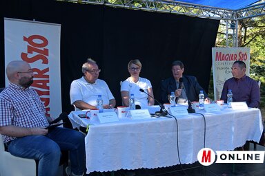 A kerekasztal résztvevői, balról jobbra: a szerző, Utasi Jenő, Bajić Halasi Éva, Bálint Zoltán és Tóbiás József (Gergely József felvétele)