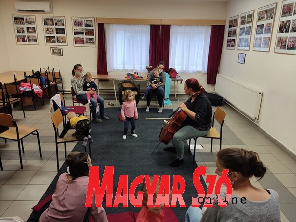 Ringató program a kúlai Népkör MMK termében (Paraczky László felvétele) Ringató program a kúlai Népkör MMK termében (Paraczky László felvétele)