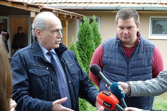 Milan Krkobabić Perlaszon (Perlezen) egy, a házvásárlási pályázaton nyert fiatallal (Fotó: Beta)