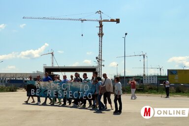 A nagybecskereki gyár nem csak alkalmazottjainak étkezési szokásai miatt ad okot polgárainknak a tiltakozásra. Pár hónappal ezelőtt környezetvédők egy csoportja tüntetett a kapu előtt