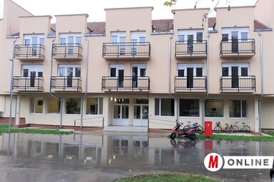 A járványügyi helyzetre való tekintettel a szülők, hozzátartozók egyelőre nem látogathatják meg a gyerekeket a szobáikban, az érkezők a bejáratnál kialakított várakozóban tartózkodhatnak