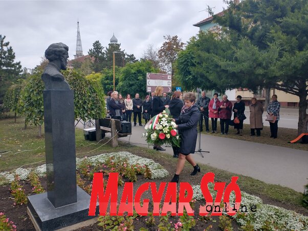 Koszorúzási ünnepség Szarvas Gábor adai mellszobránál (Fotó: Csincsik Zsolt) Koszorúzási ünnepség Szarvas Gábor adai mellszobránál (Fotó: Csincsik Zsolt)