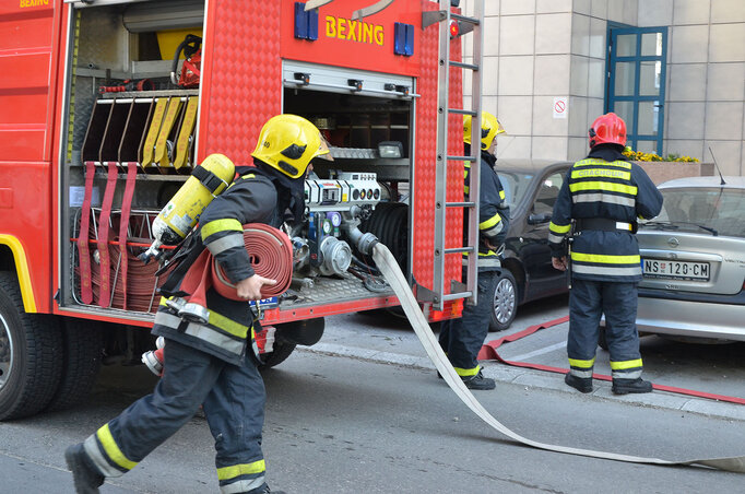 A hivatásos tűzoltók tevékenységét több oldalról is támogatják, az önkéntes tűzoltó-egyesületek esetében más a helyzet.