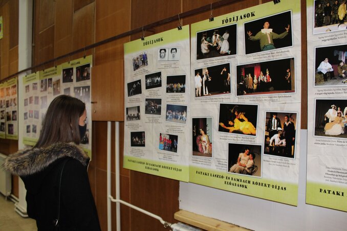Szívesen nosztalgiáztak az egykori amatőr színjátszók a képeket látva (Fotó: Kállai G. Nikoletta)