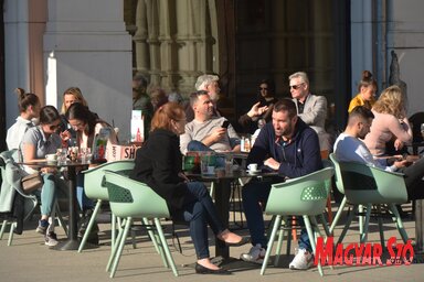 A pincérek maszkban szolgálnak fel, a kávézókat bezárják az előírt munkaidő után. Kivétel mindig akad, pár nappal ezelőtt záróra után egy kocsmai verekedés miatt hívták ki a rendőrséget az egyik Temerini utcában lévő ivóba