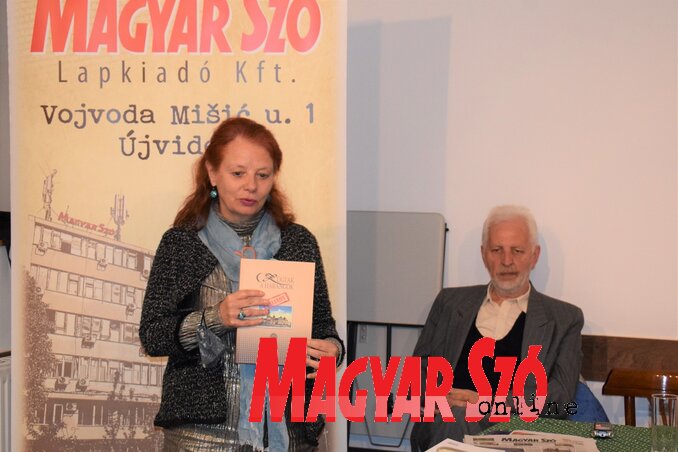 Varjú Márta és Fodor István a Zúgtak a harangok című kiadvánnyal (Máriás Endre felvétele)